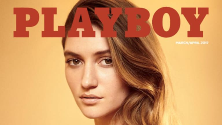 "Playboy": Model Elizabeth Elam ist in der neuen Ausgabe unbekleidet von der Seite zu sehen - über ihre Brust verläuft der Schriftzug "Nackt ist normal".
