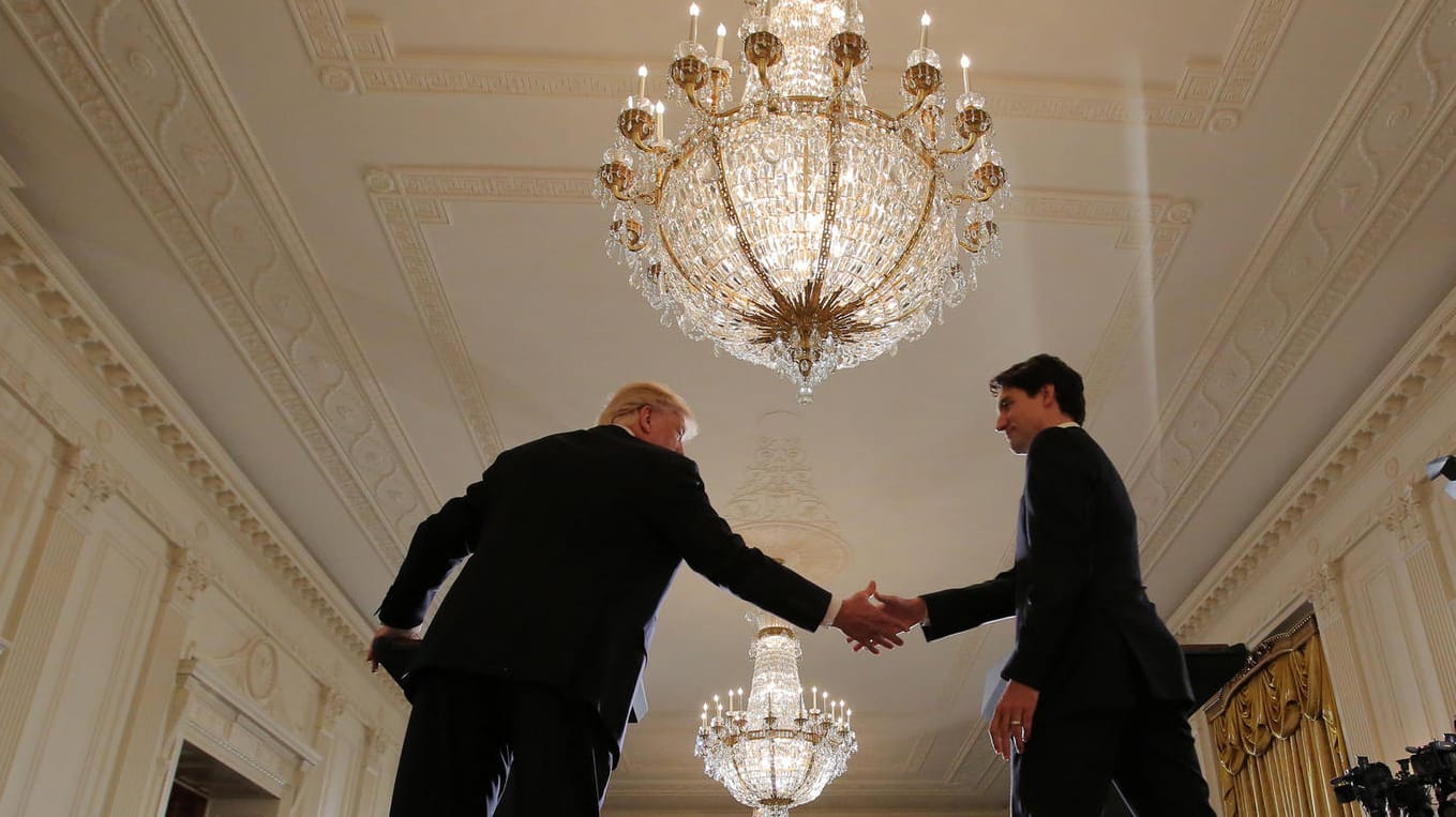 Drahtseilakt unterm Lüster: der Besuch von Kanadas Regierungschef Justin Trudeau beim neuen US-Präsidenten Donald Trump. Drahtseilakt unterm Lüster: der Besuch von Kanadas Regierungschef Justin Trudeau beim neuen US-Präsidenten Donald Trump.