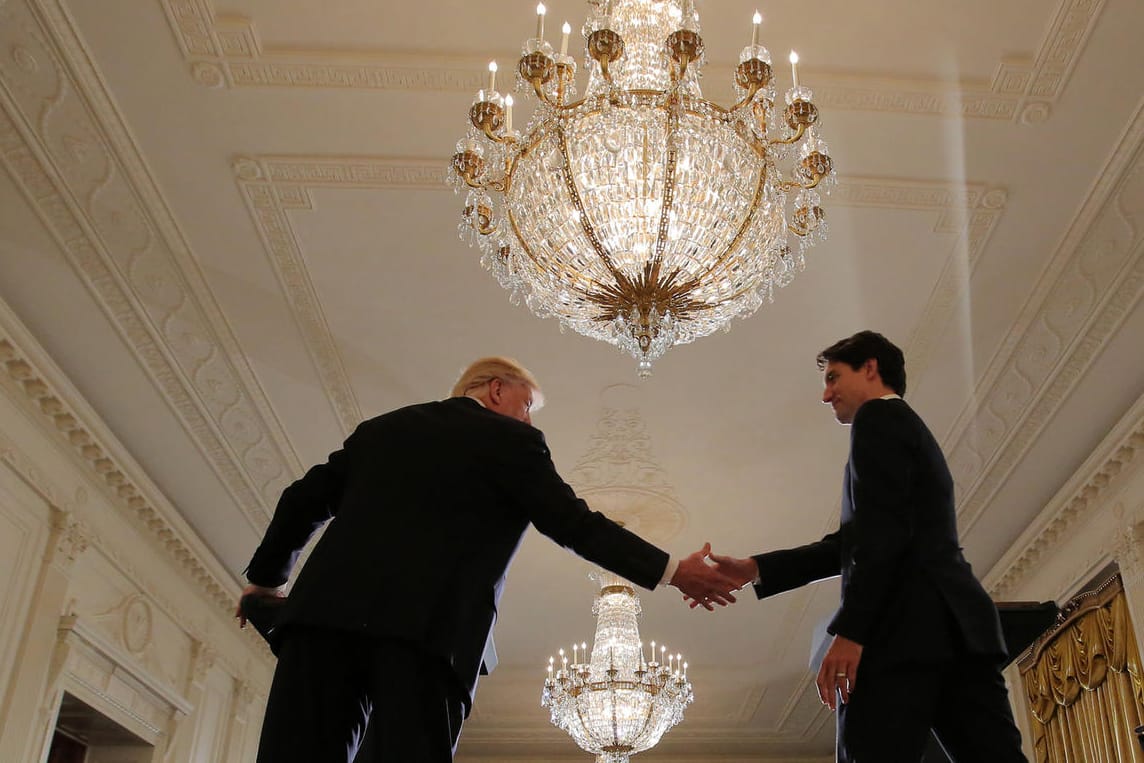 Drahtseilakt unterm Lüster: der Besuch von Kanadas Regierungschef Justin Trudeau beim neuen US-Präsidenten Donald Trump.