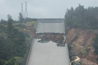 Der beschädigte Hauptüberlauf am Oroville-Stausee. Er soll mit großen Steinen stabilisiert werden, die per Hubschrauber abgesetzt werden.