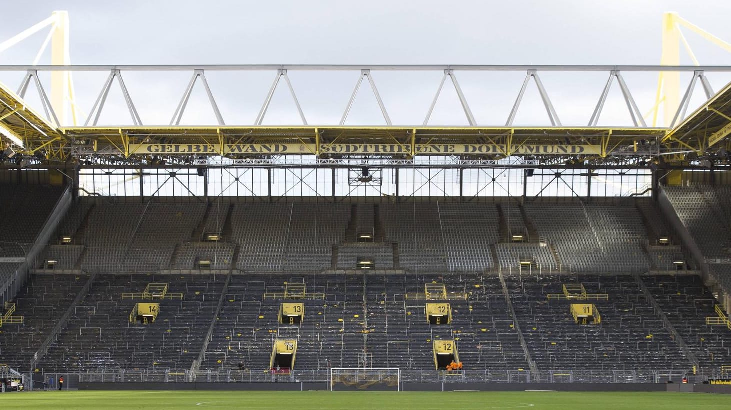 Bleibt im Spiel gegen den VfL Wolfsburg leer: Die Südtribüne im Signal Iduna Park.