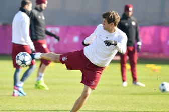 Ballkontakt: Thomas Müller im Training des FC Bayern München, der in der Champions League gegen den FC Arsenal gefordert ist.