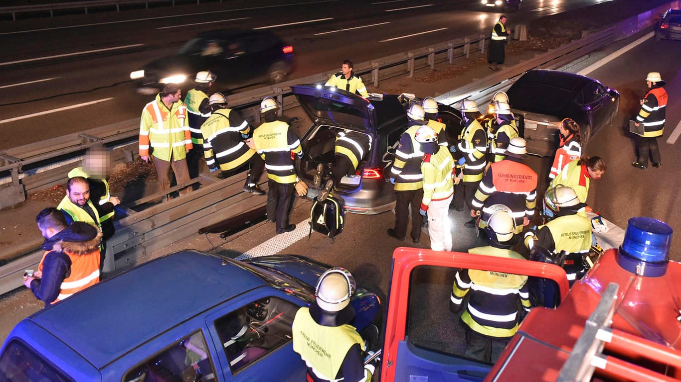 Einsatzkräfte nach dem spekatakulären Rettungsmanöver eines Tesla-Fahrer auf der A9 in Bayern.