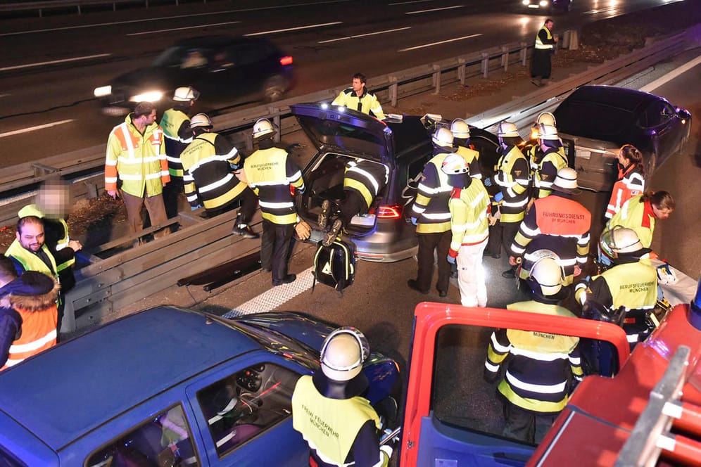 Einsatzkräfte nach dem spekatakulären Rettungsmanöver eines Tesla-Fahrer auf der A9 in Bayern.