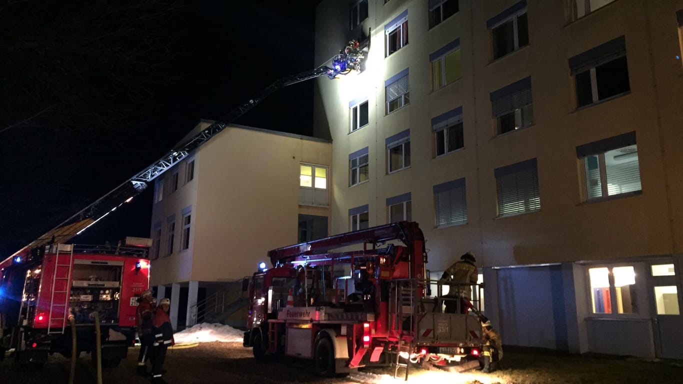 Feuerwehrmänner löschen in Lindenberg (Bayern) ein Feuer in einem Krankenhaus.