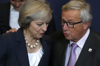 Die britische Premierministerin Theresa May und EU-Kommissionspräsident Jean-Claude Juncker bei einem Treffen in Brüssel.