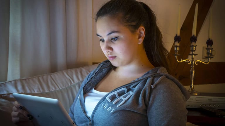 Mädchen liest auf einem Tabletcomputer
