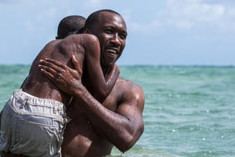 Drogendealer Juan (Mahershala Ali) wird zum Ersatzvater für Chriron (Alex R. Hibbert).