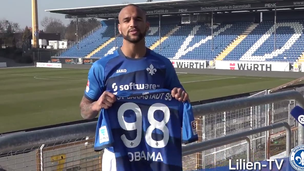 Darmstadt-Stürmer Boyd hält ein Obama-Trikot in die Kamera.