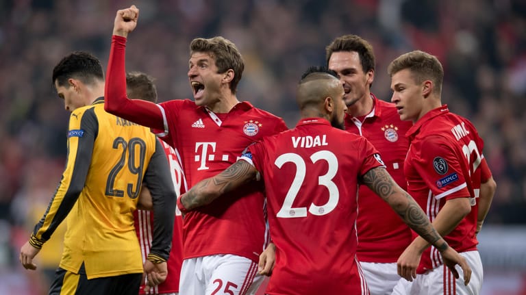 Setzte den Schlusspunkt: Thomas Müller (links) freut sich mit Teamkameraden über seinen Treffer für den FC Bayern.
