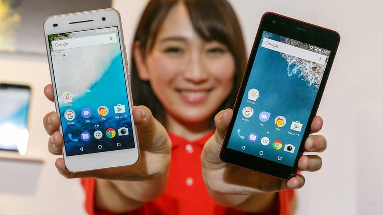 Die Smartphones Android One S1 L und S2 R von Y!mobile werden auf einer Messe vorgestellt.