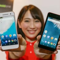 Die Smartphones Android One S1 L und S2 R von Y!mobile werden auf einer Messe vorgestellt.