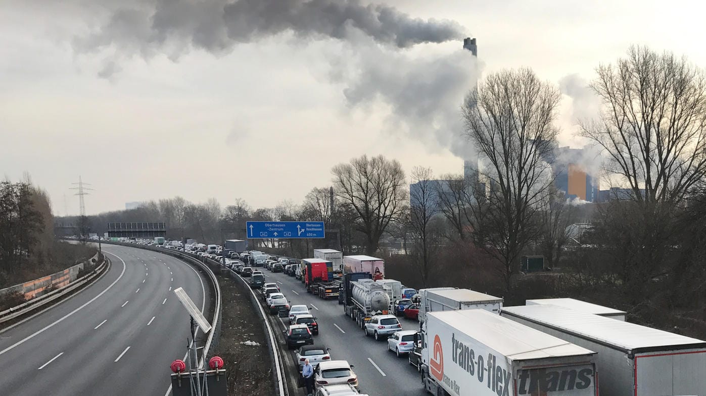 Autos stehen auf der A42 im Stau.