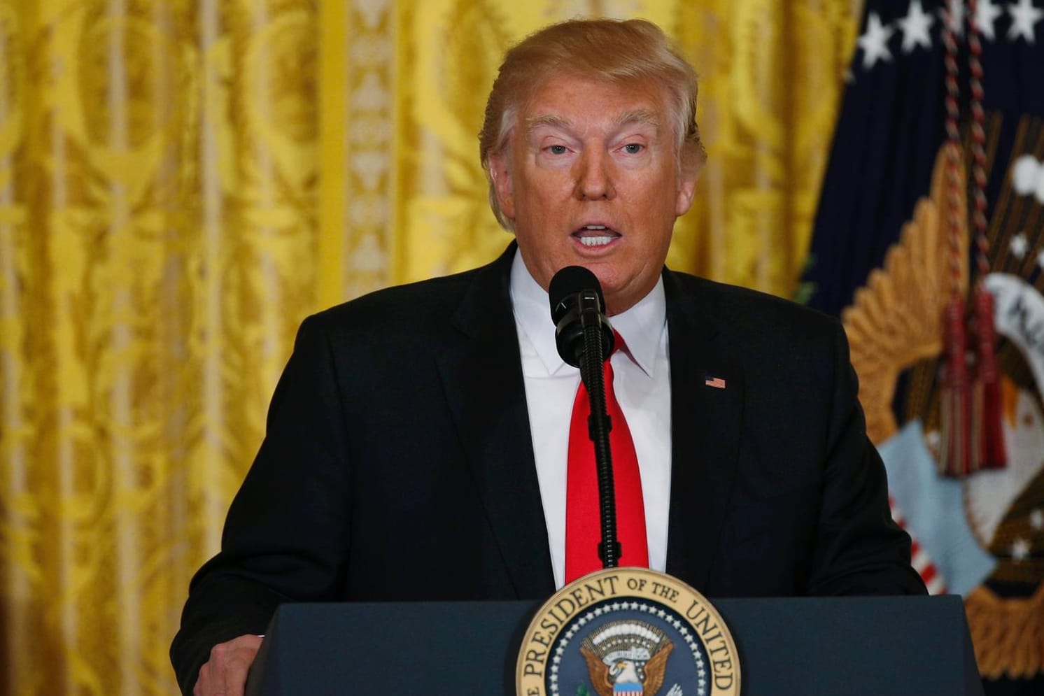Donald Trump nominiert einen neuen Arbeitsminister und schimpft über die Medien.