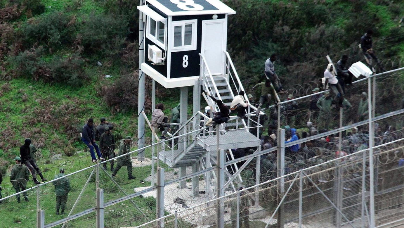 Spanische Exklave in Ceuta in Marokko: Immer wieder stürmend die meist afrikanischen Flüchtlinge die hohen Barrieren. Spanische Exklave in Ceuta in Marokko: Immer wieder stürmend die meist afrikanischen Flüchtlinge die hohen Barrieren.