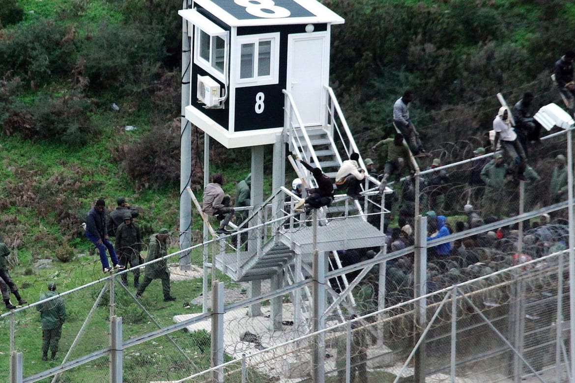 Spanische Exklave in Ceuta in Marokko: Immer wieder stürmend die meist afrikanischen Flüchtlinge die hohen Barrieren.