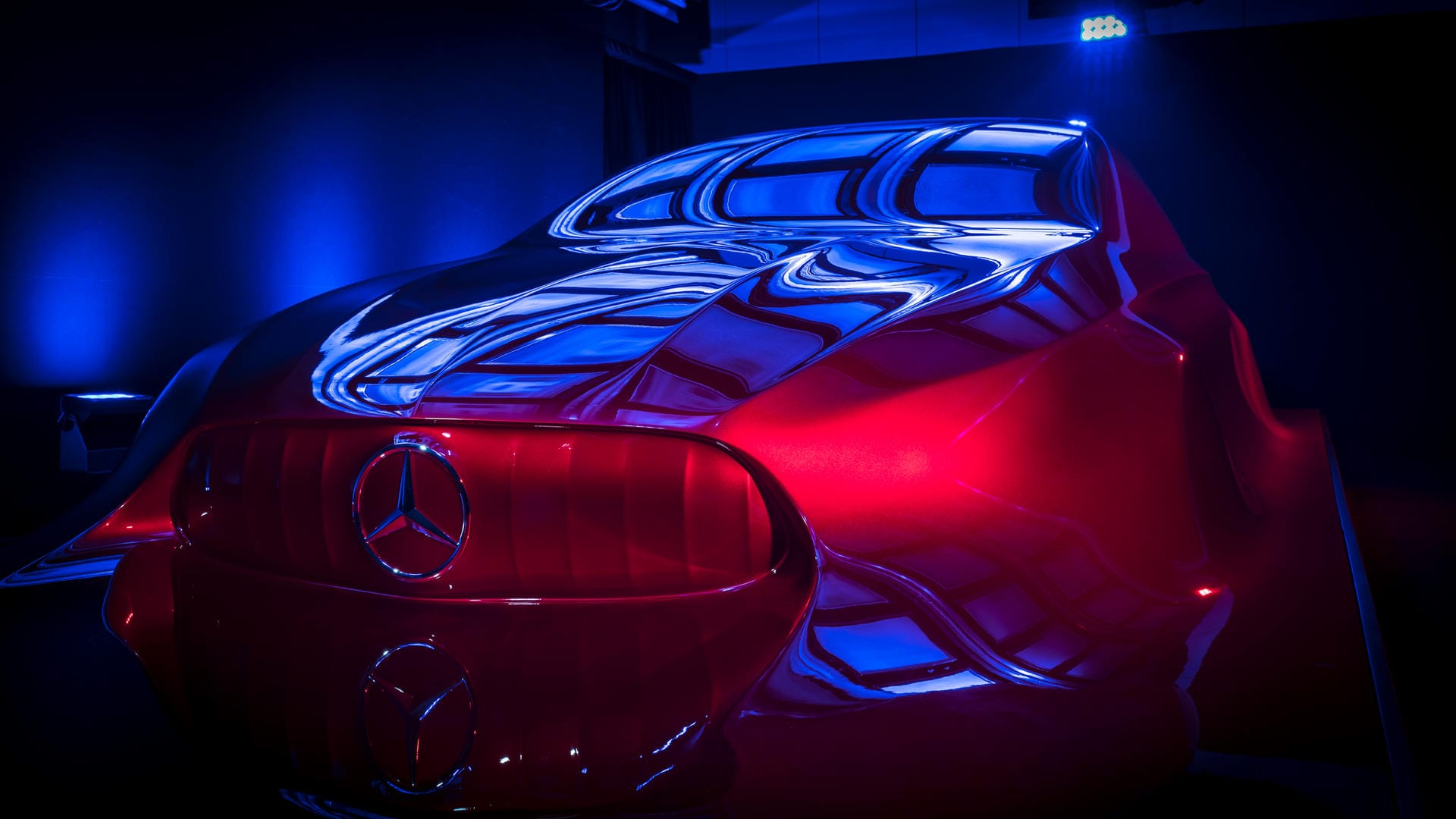 Einen vagen Ausblick auf das Design der neuen A-Klasse hat Mercedes Anfang 2017 mit der Skulptur Aesthetics A gegeben. Einen vagen Ausblick auf das Design der neuen A-Klasse hat Mercedes Anfang 2017 mit der Skulptur Aesthetics A gegeben.
