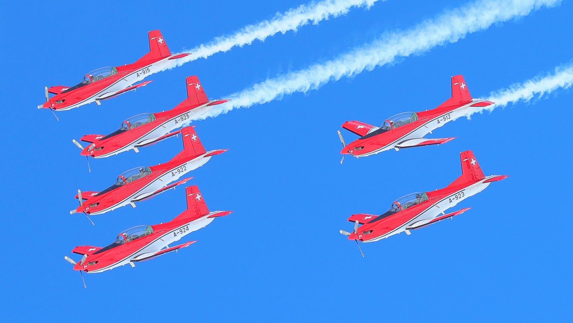 Die Fliegerstaffel PC7-Team fliegt über das Zielgelände.