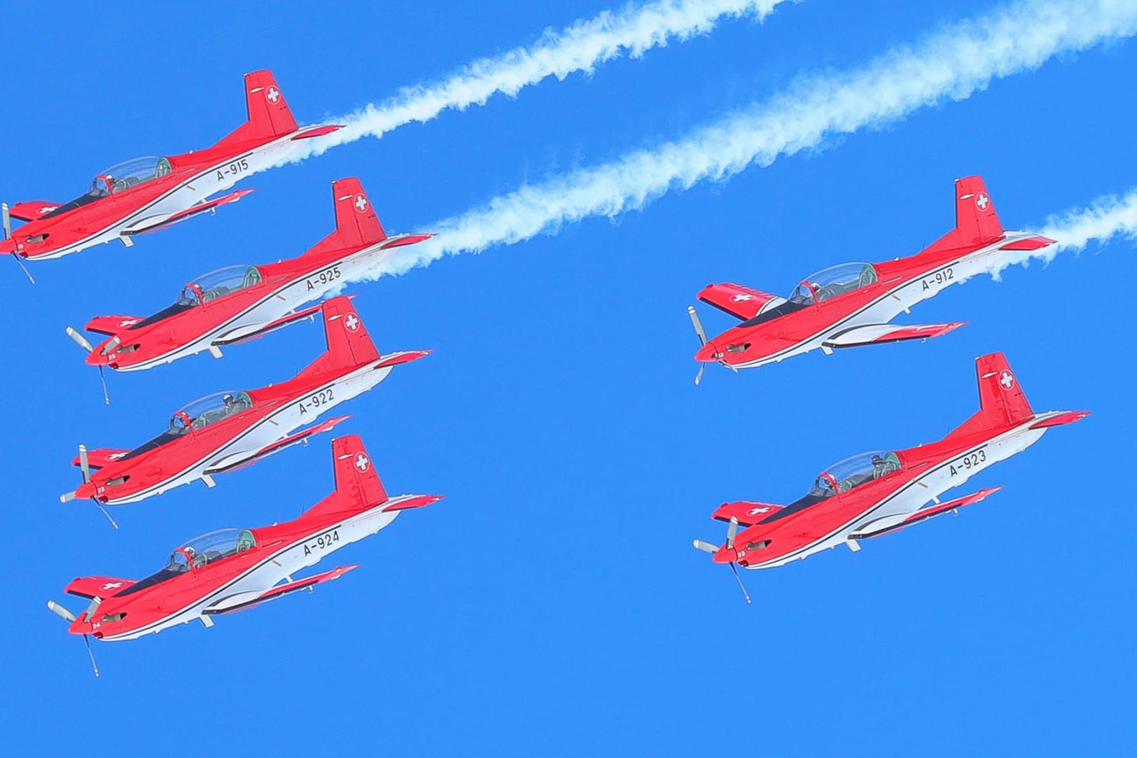 Die Fliegerstaffel PC7-Team fliegt über das Zielgelände.