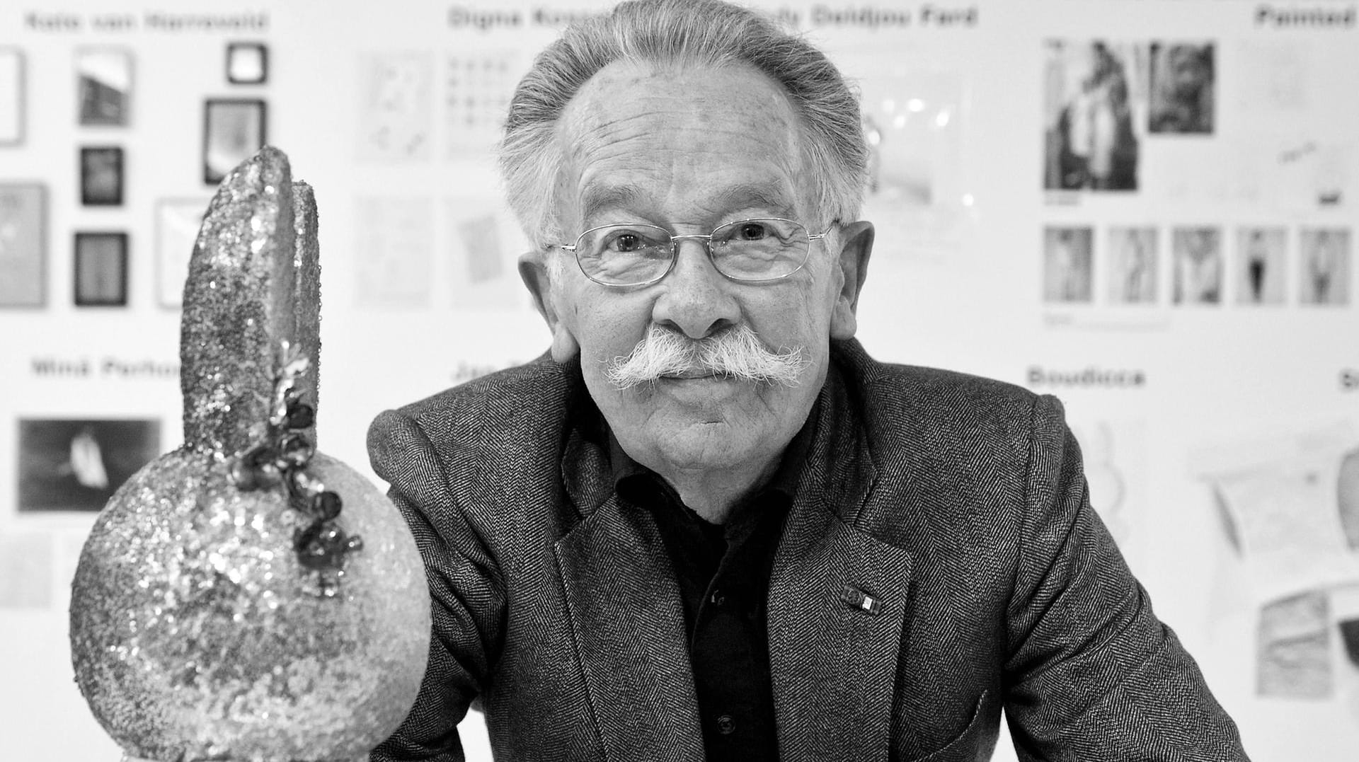 Der niederländische Künstler Dick Bruna posiert neben einer "Miffy"-Figur.