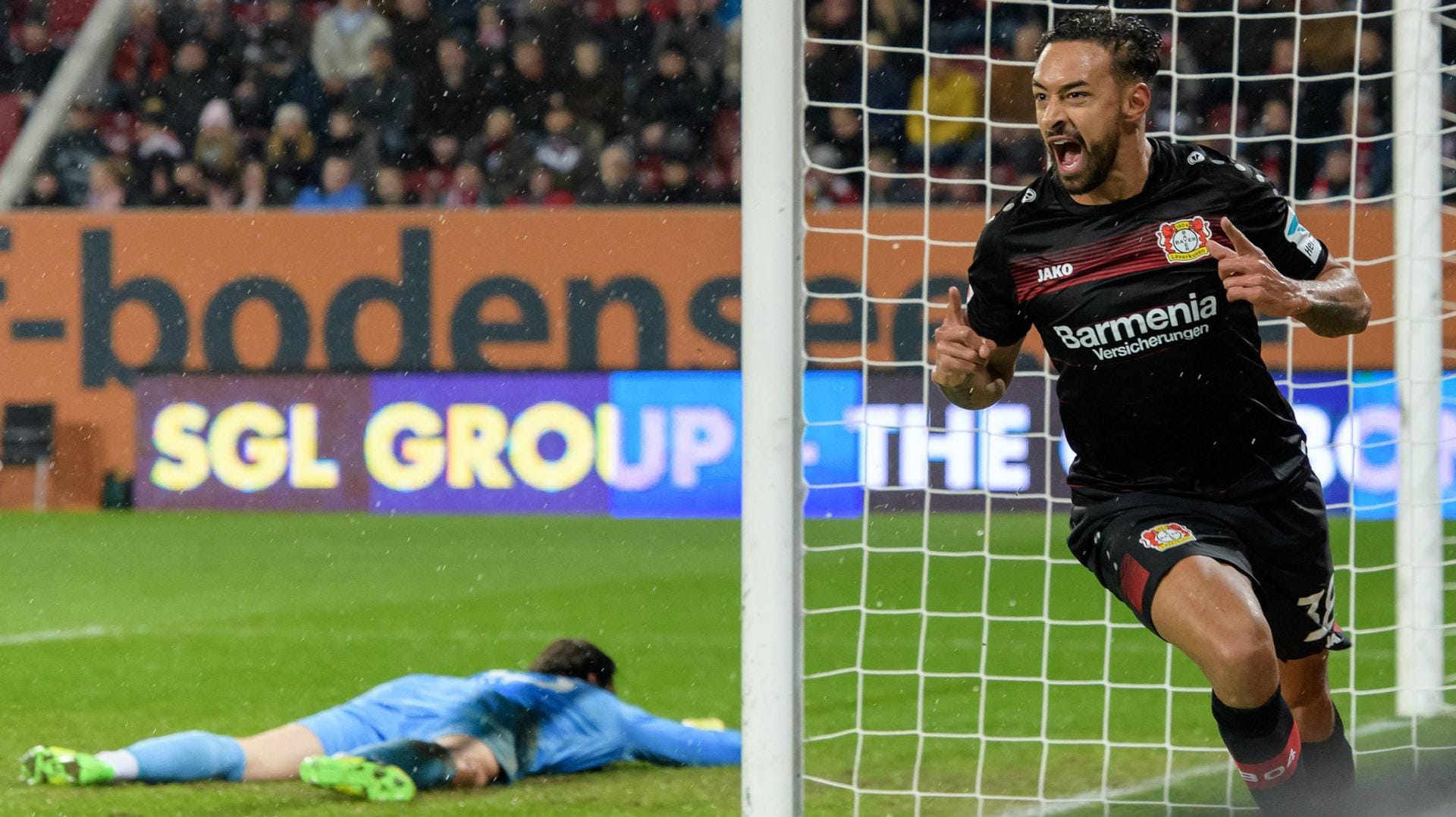 Karim Bellarabi bejubelt seinen Treffer gegen Augsburg - das 50.000 Tor der Bundesliga-Geschichte. Karim Bellarabi bejubelt seinen Treffer gegen Augsburg - das 50.000 Tor der Bundesliga-Geschichte.
