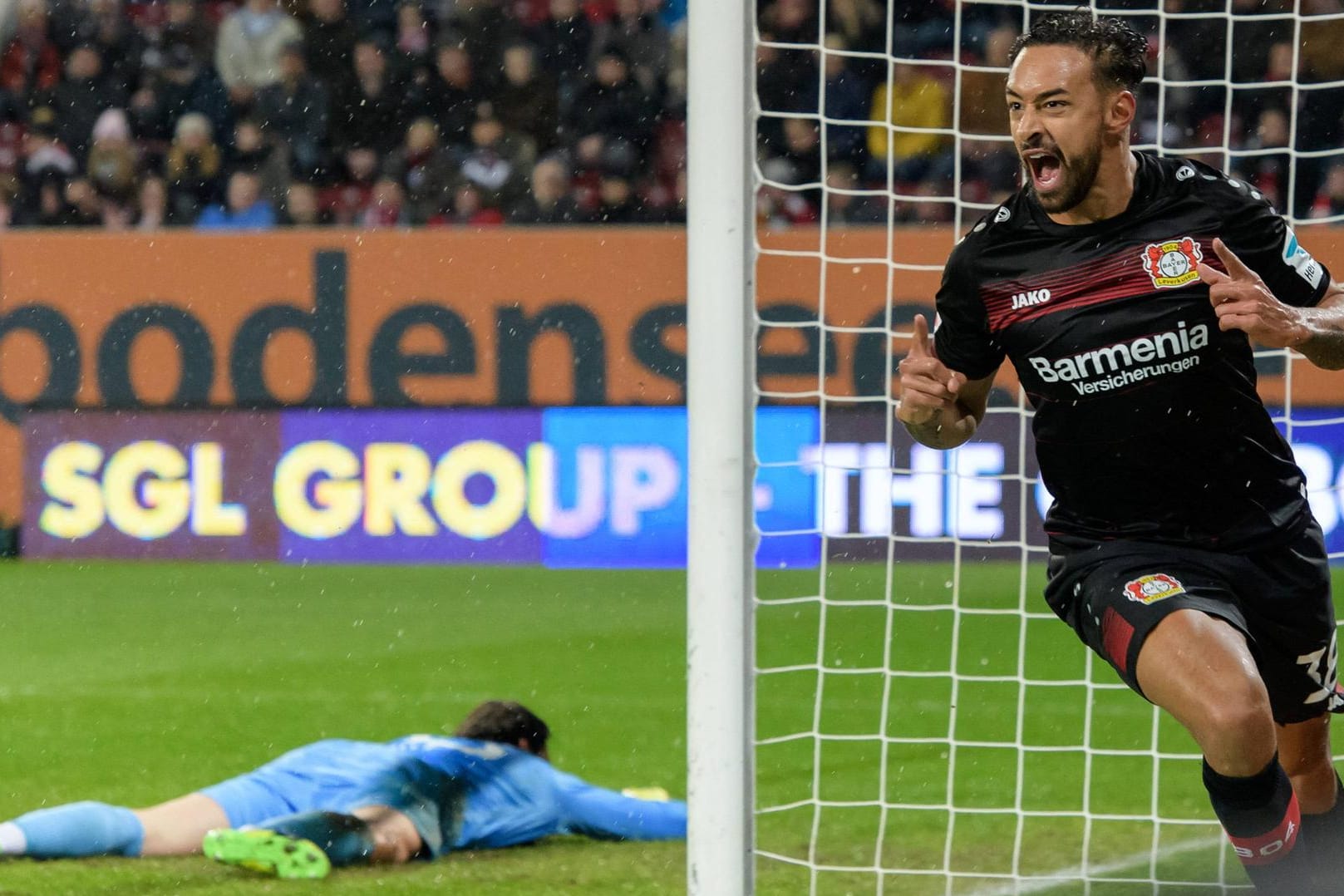 Karim Bellarabi bejubelt seinen Treffer gegen Augsburg - das 50.000 Tor der Bundesliga-Geschichte.