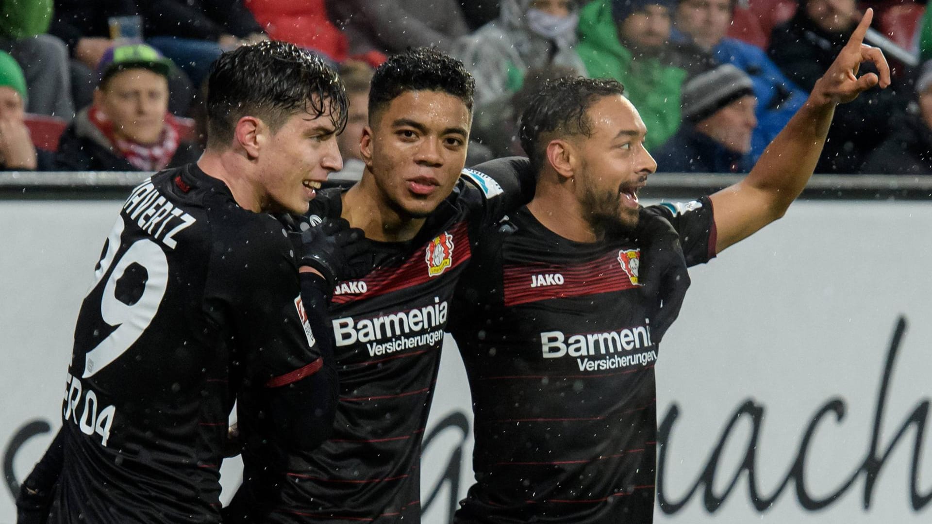 Karim Bellarabi (re.) wird von Benjamin Henrichs und Kai Havertz (li.) für seinen Treffer gefeiert. Karim Bellarabi (re.) wird von Benjamin Henrichs und Kai Havertz (li.) für seinen Treffer gefeiert.