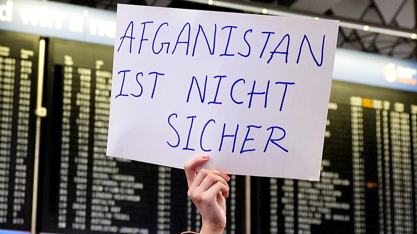 Demo gegen geplante Abschiebung am Frankfurter Flughafen.
