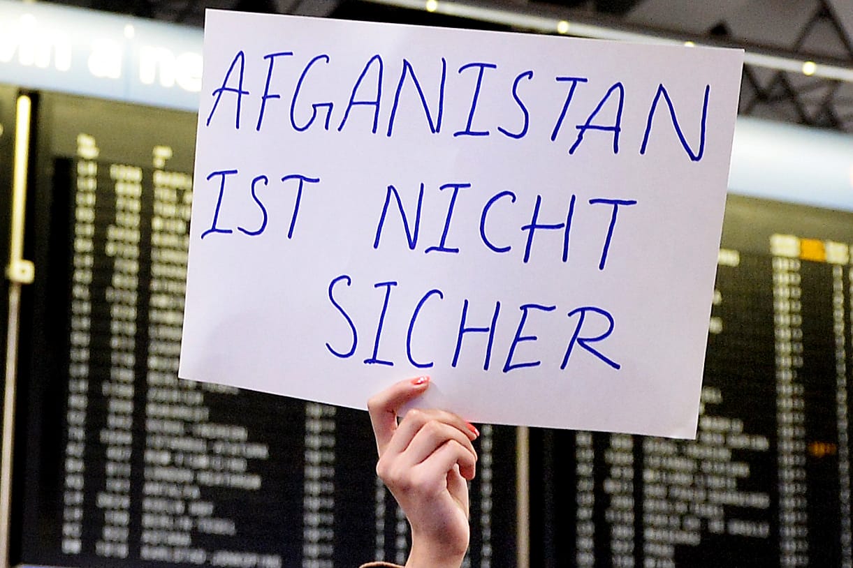 Demo gegen geplante Abschiebung am Frankfurter Flughafen.