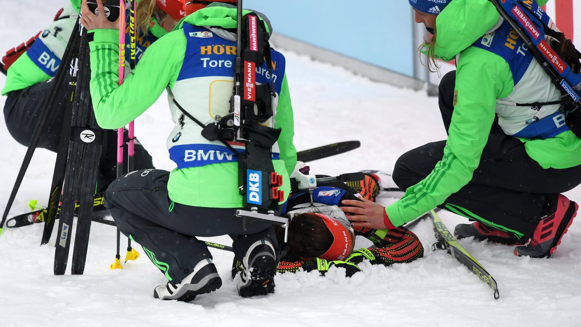 Völlig erschöpft: Laura Dahlmeier nach dem Zieleinlauf im Teamwettbewerb.