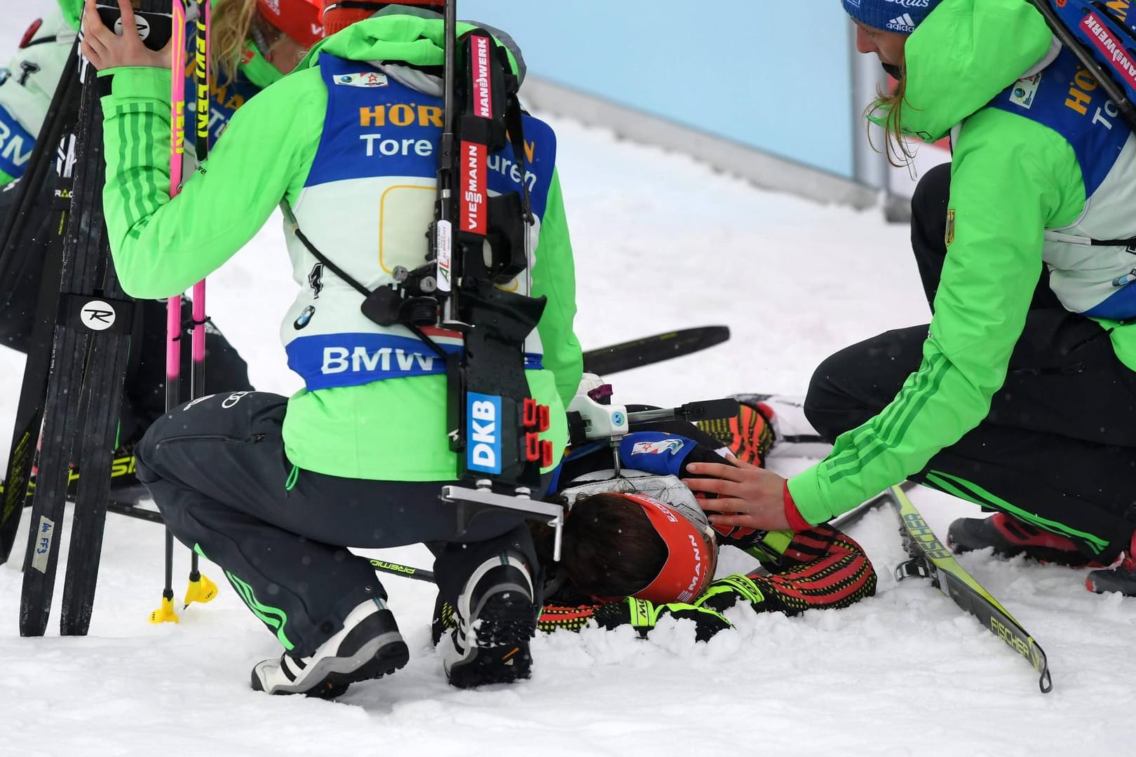 Völlig erschöpft: Laura Dahlmeier nach dem Zieleinlauf im Teamwettbewerb.