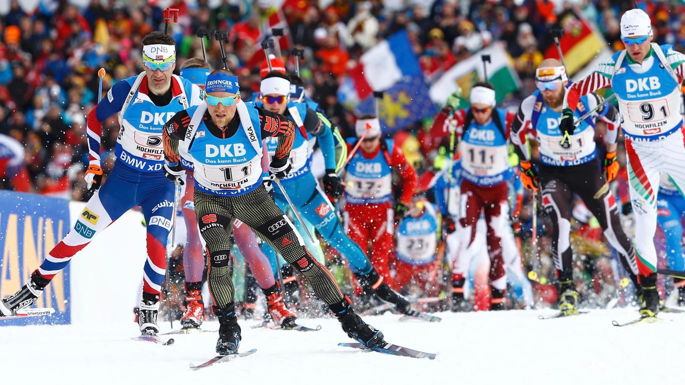 Startläufer: Erik Lesser (vorne) ging als erster Deutscher ins Staffelrennen bei der Biathlon-WM in Hochfilzen.