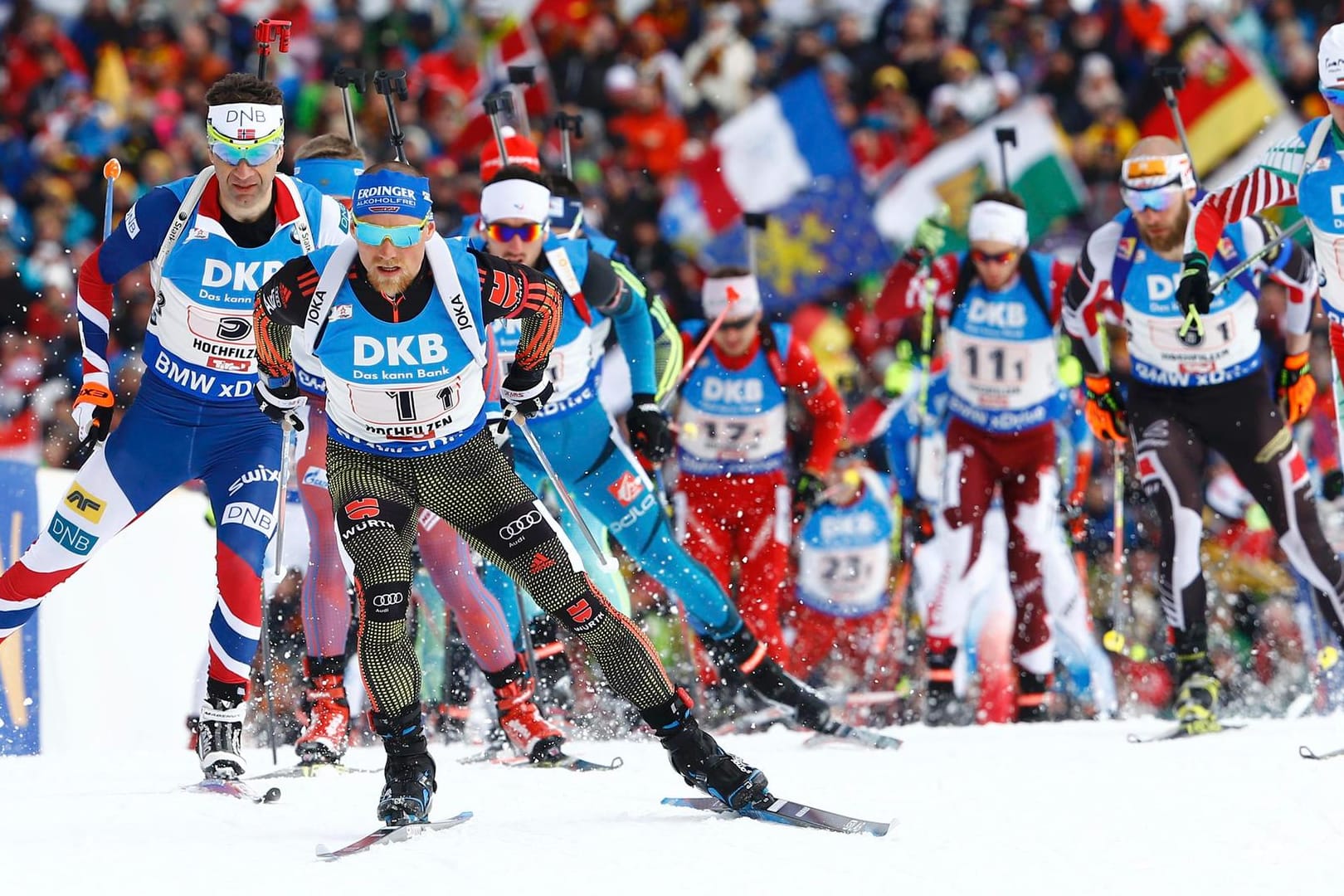 Startläufer: Erik Lesser (vorne) ging als erster Deutscher ins Staffelrennen bei der Biathlon-WM in Hochfilzen.