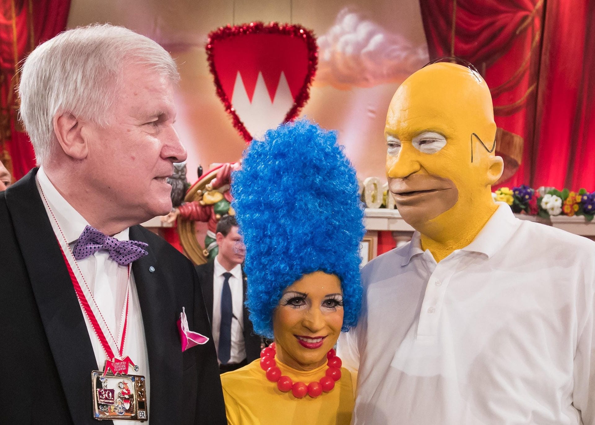 "Fastnacht in Franken" - da lacht der Franke: Der bayerische Ministerpräsident Horst Seehofer trifft auf den Finanzminister Markus Söder und dessen Frau Karin.