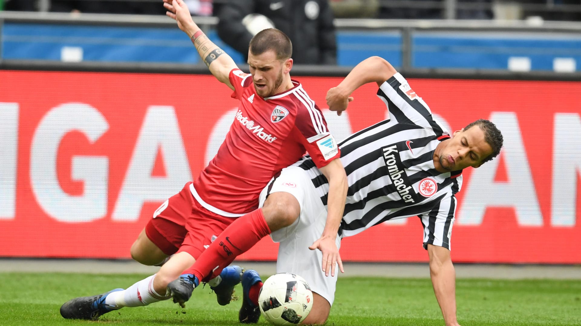 Zweikampfverhalten: Der Ingolstädter Pascal Groß (links) rangelt mit Timothy Chandler von Eintracht Frankfurt um den Ball.