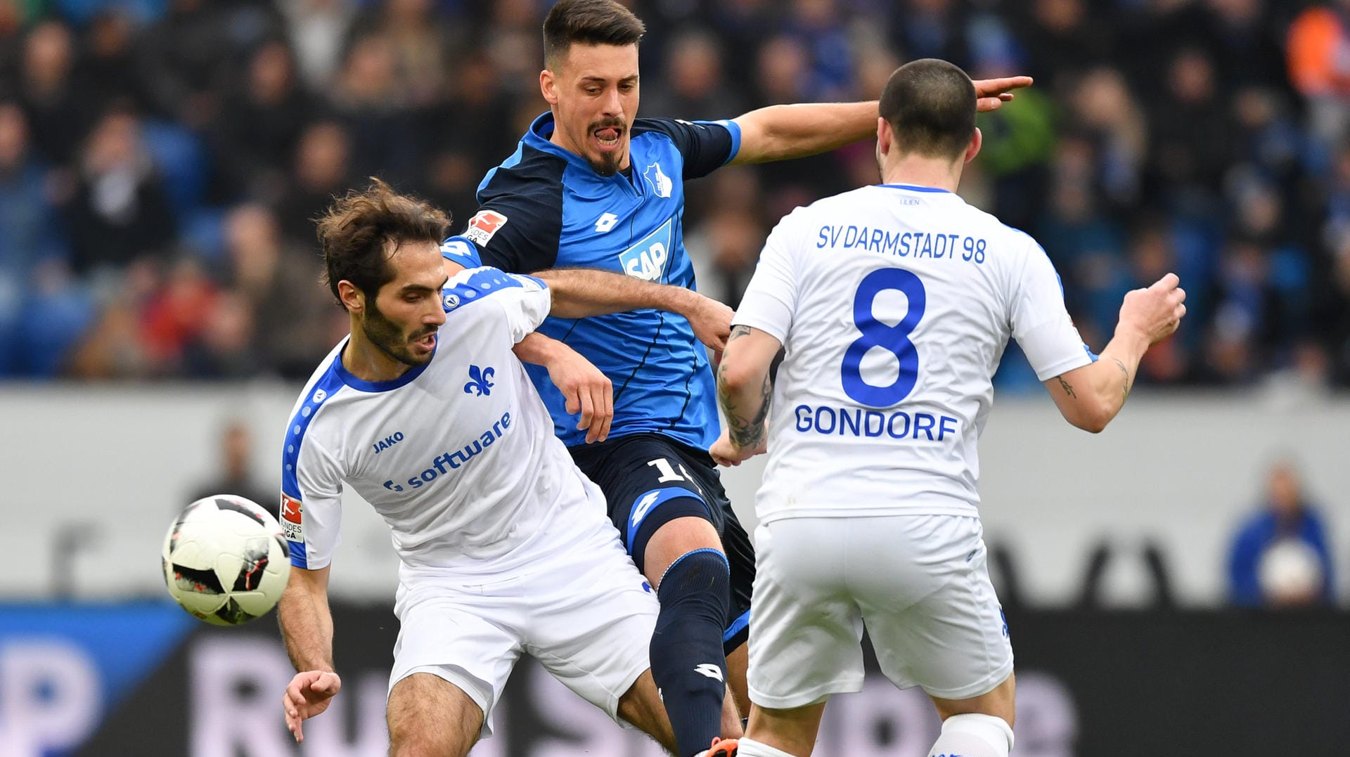 Zwei gegen einen: Die Darmstädter Hamit Altintop und Jerome Gondorf (rechts) versuchen Sandro Wagner von der TSG 1899 Hoffenheim zu bremsen. Zwei gegen einen: Die Darmstädter Hamit Altintop und Jerome Gondorf (rechts) versuchen Sandro Wagner von der TSG 1899 Hoffenheim zu bremsen.