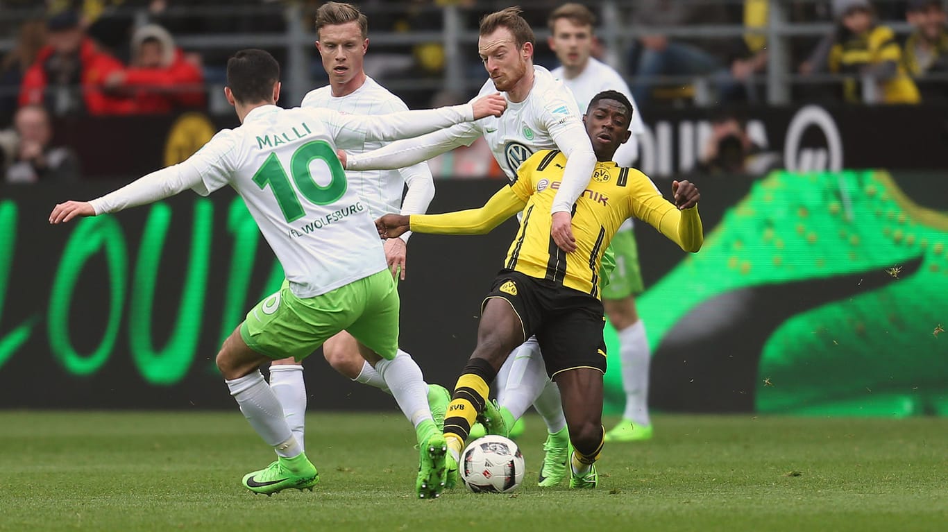 Haltemanöver: Der Wolfsburger Maximilian Arnold versucht mit allen Mitteln den Dortmunder Ousmane Dembele (rechts) aufzuhalten.