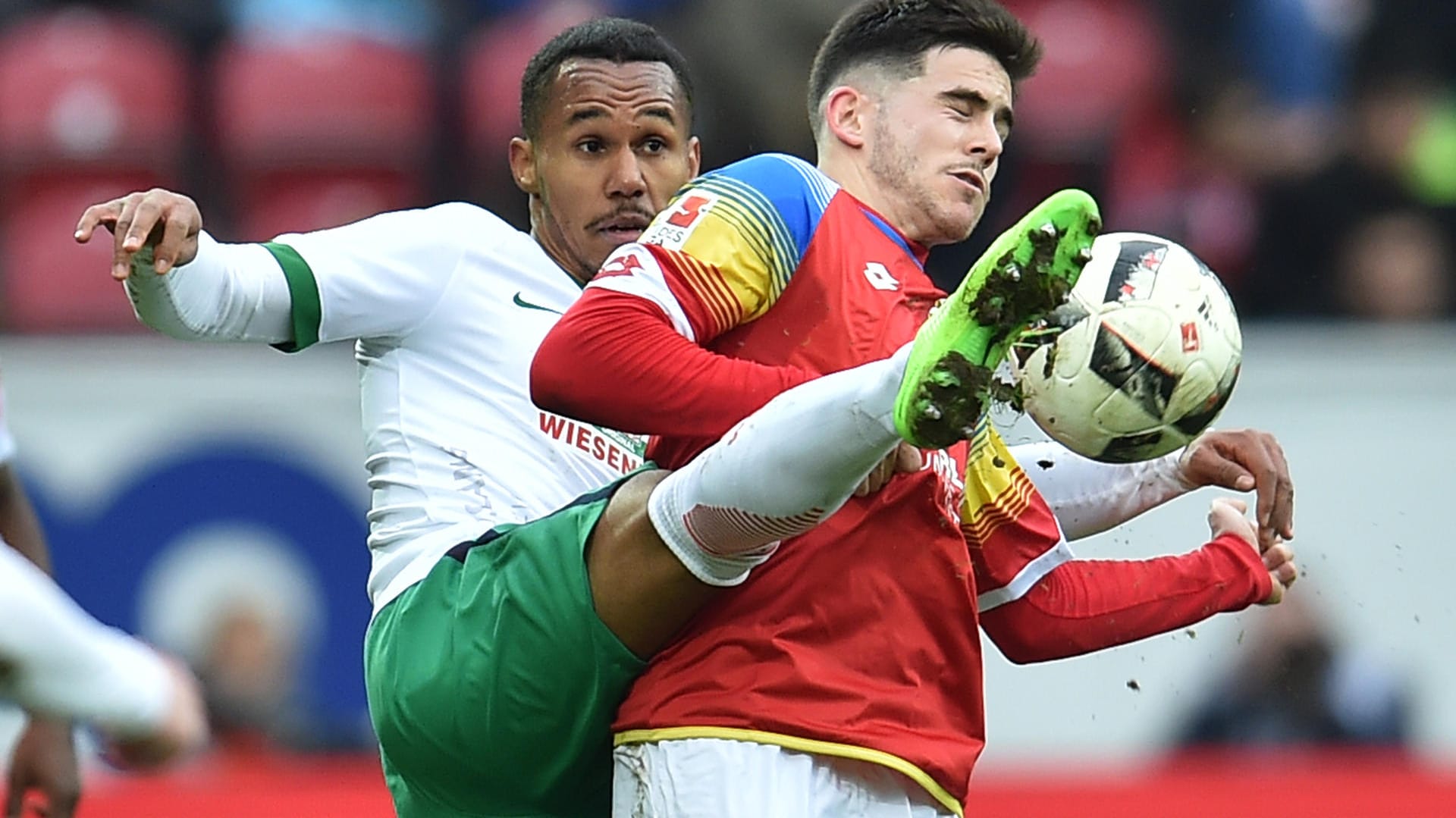 Hintermann: Der Bremer Theodor Gebre Selassie (links) geht robust gegen Jairo Samperio vom FSV Mainz 05 zur Sache.