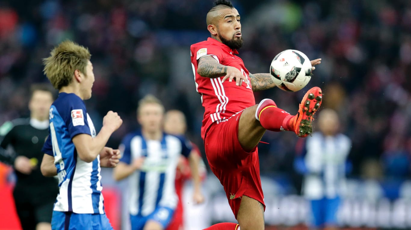 Auf Ballhöhe: Arturo Vidal vom FC Bayern München versucht den Ball zu kontrollieren. Der Berliner Genki Haraguchi (links) beobachtet die Szene.