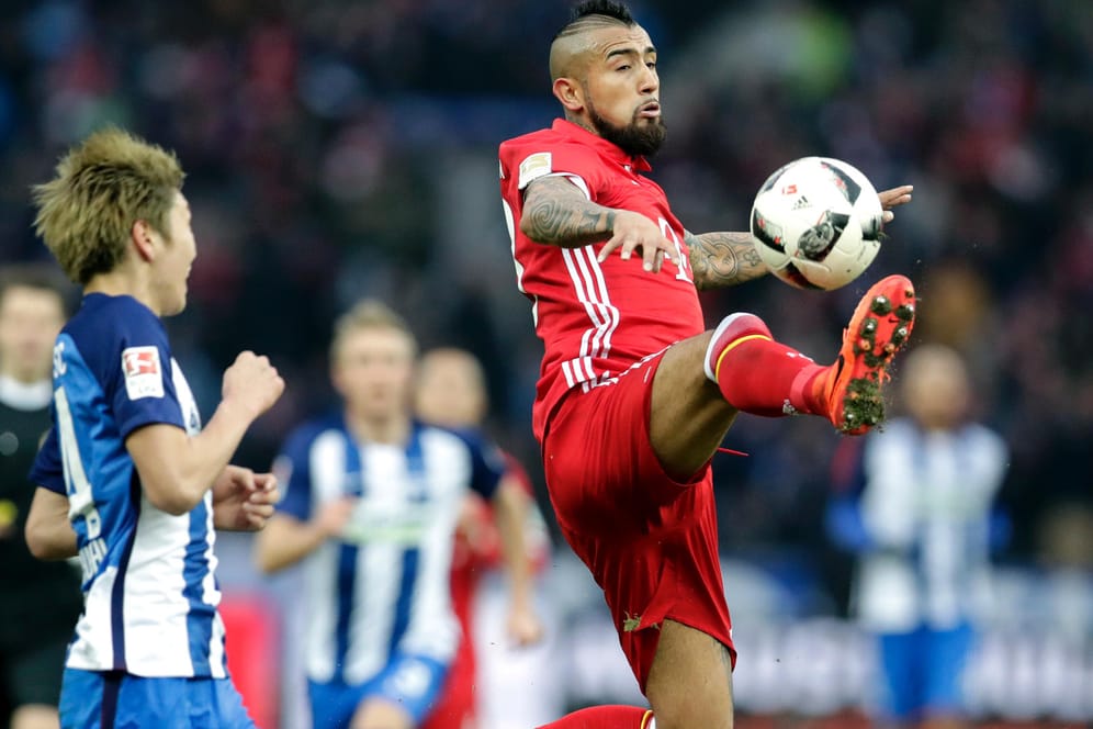 Auf Ballhöhe: Arturo Vidal vom FC Bayern München versucht den Ball zu kontrollieren. Der Berliner Genki Haraguchi (links) beobachtet die Szene.