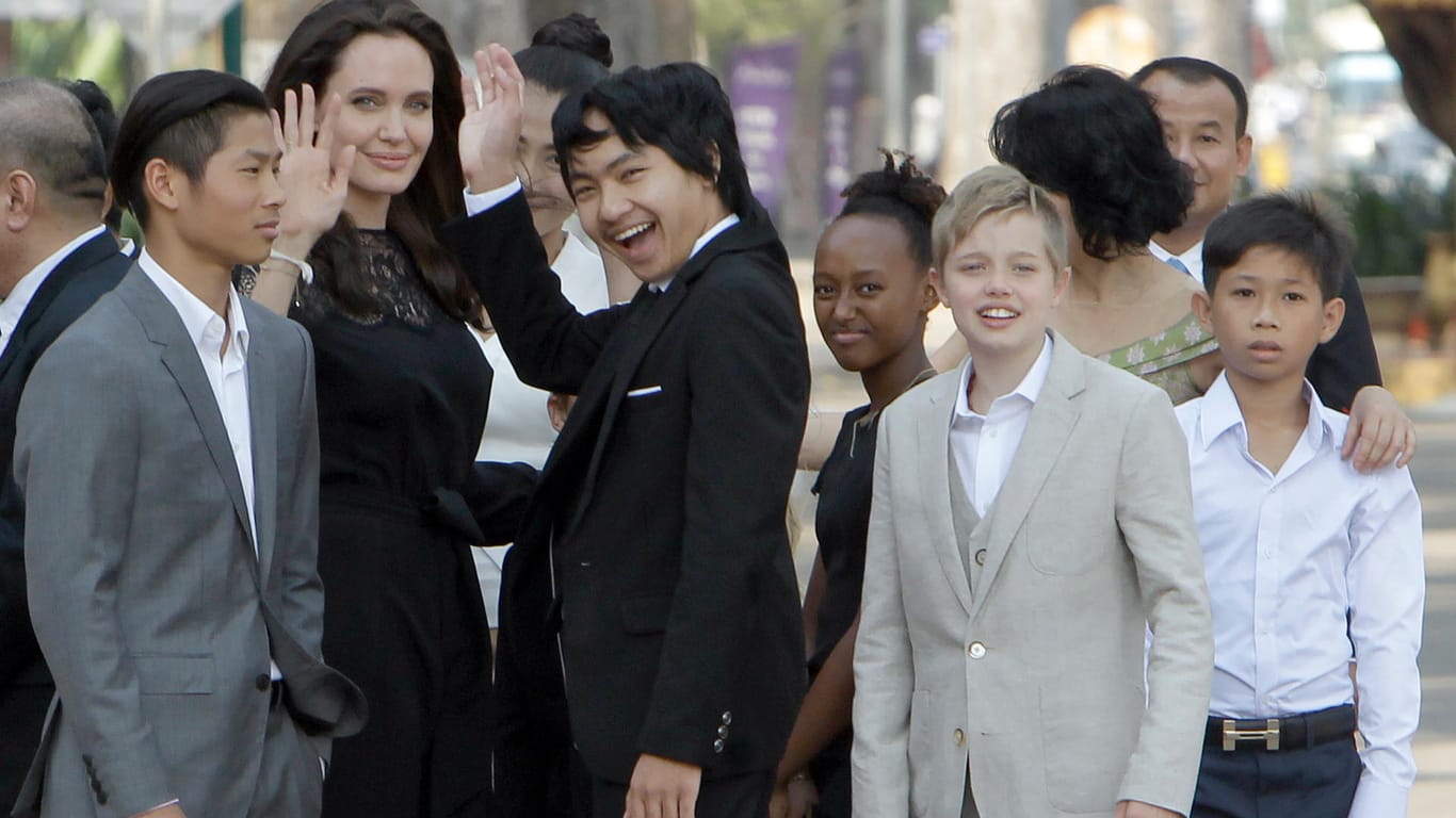 Angelina Jolie und ihre Kinder warten auf den König von Kambodscha.