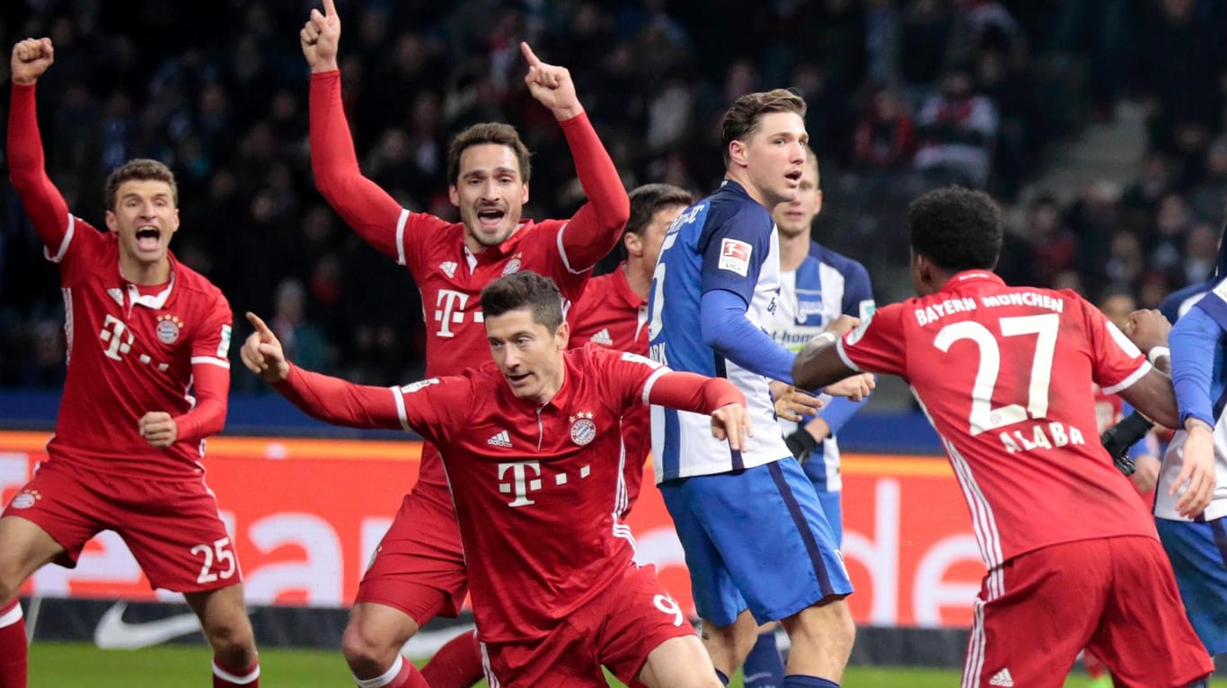 Last-Minute-Jubel: Robert Lewandowski (Mitte) sicherte dem FC Bayern im letzten Moment noch ein Remis in Berlin.