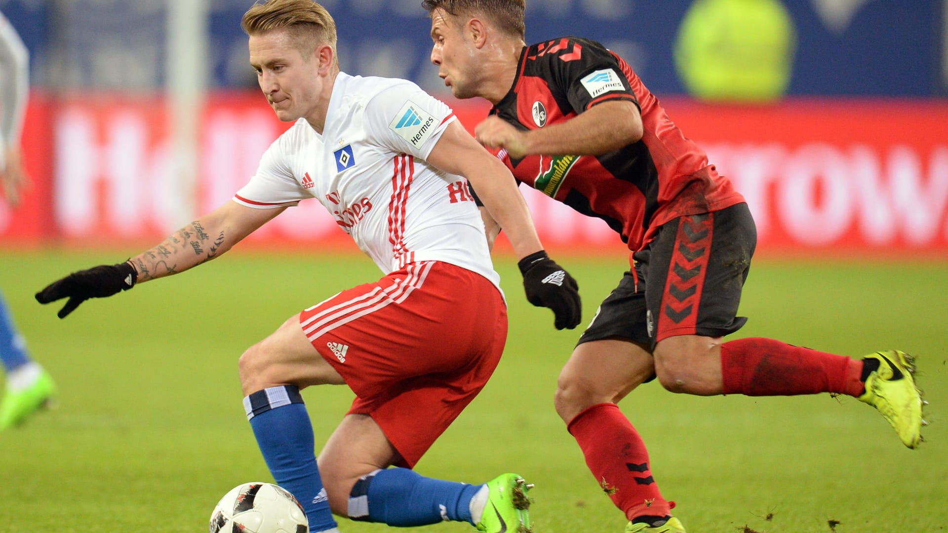 Ballbesitz: Der Hamburger Lewis Holtby (links) wehrt sich gegen eine Attacke von Amir Abrashi vom SC Freiburg. Ballbesitz: Der Hamburger Lewis Holtby (links) wehrt sich gegen eine Attacke von Amir Abrashi vom SC Freiburg.