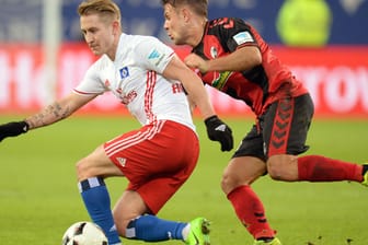 Ballbesitz: Der Hamburger Lewis Holtby (links) wehrt sich gegen eine Attacke von Amir Abrashi vom SC Freiburg.