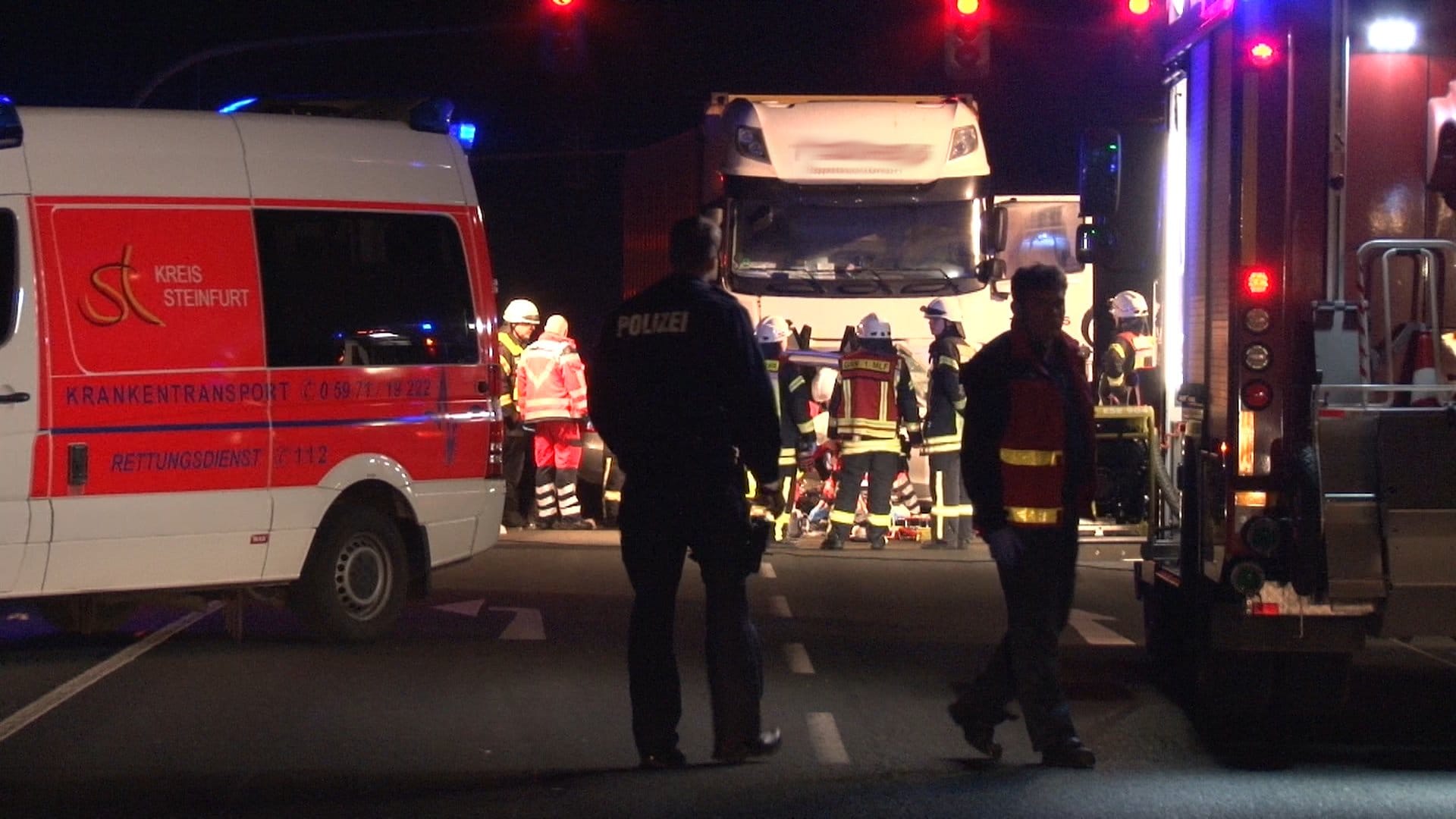 Helfer an der Unfallstelle in Greven.