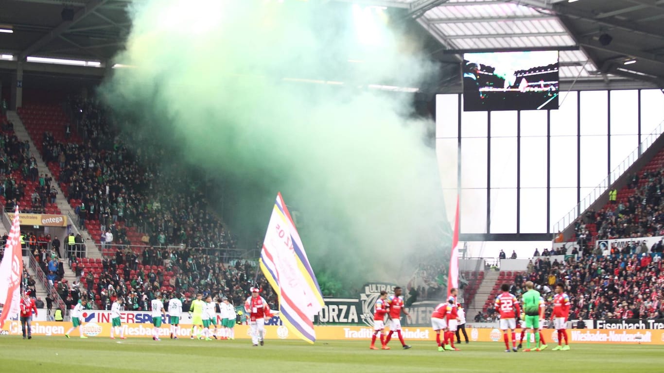 Rauchbomben und Pyrotechnik im Fanblock von Werder Bremen.