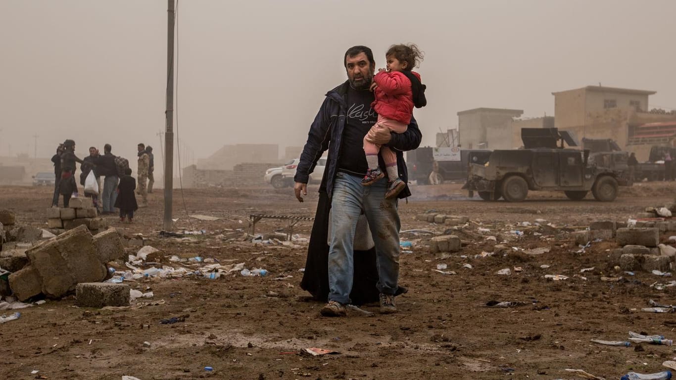 Ein Vater mit seinem Kind in Mossul.