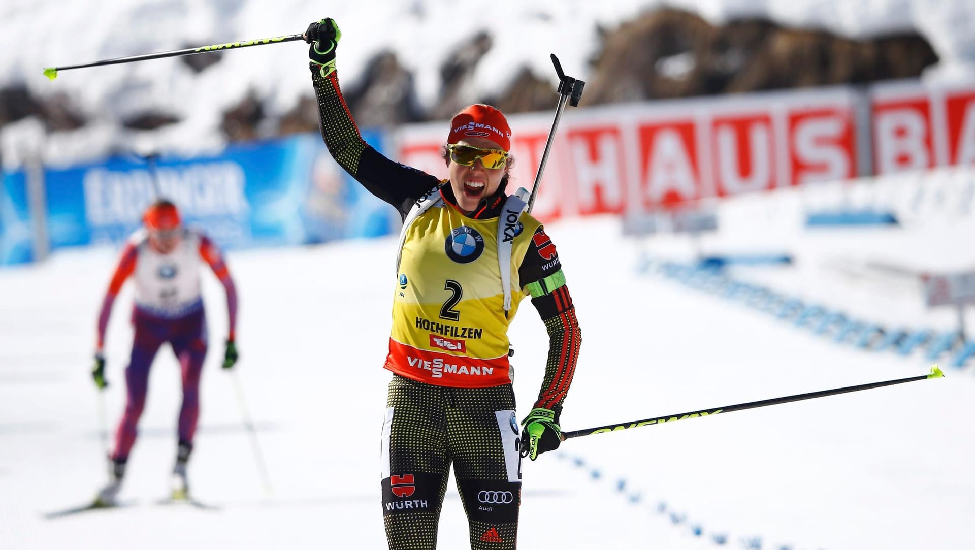 Jubelnd reißt Laura Dahlmeier die Hände nach oben.