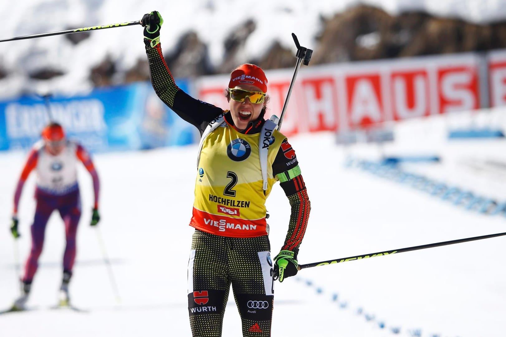 Jubelnd reißt Laura Dahlmeier die Hände nach oben.