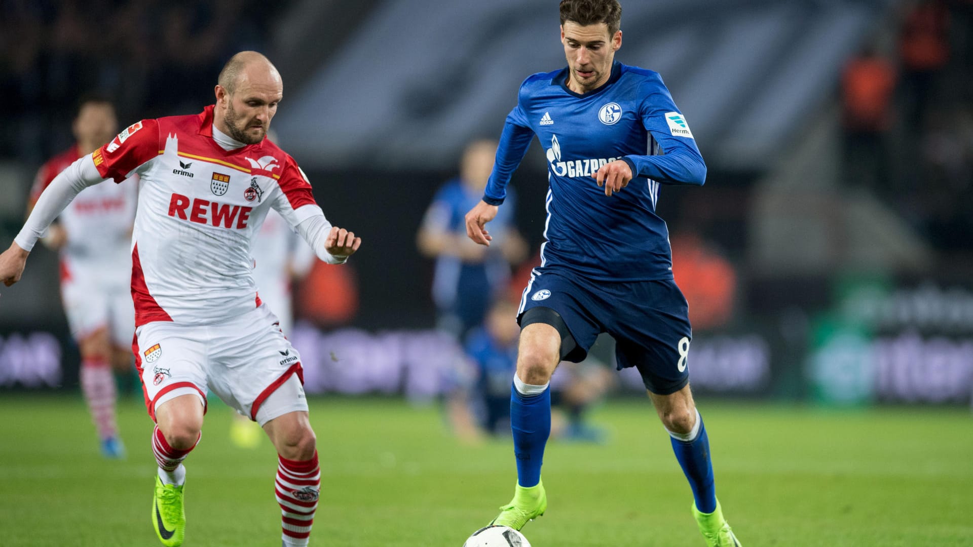 Der Kölner Konstantin Rausch (li.) und Schalkes Leon Goretzka beim Zweikampf.